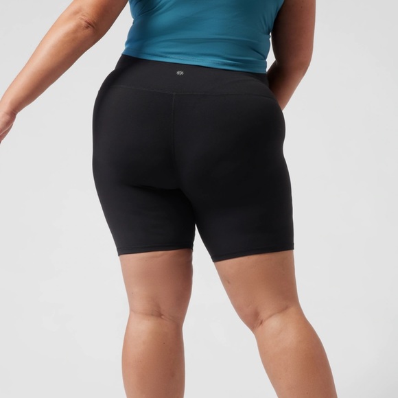 NWT Athleta Transcend 7" Short in Black - Picture 5 of 12